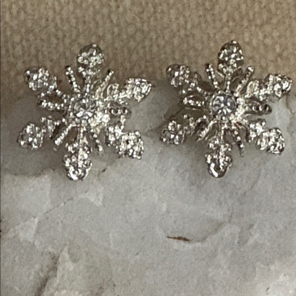 Vintage Avon Shimmering Snowflake SilverTone Rhinestone Stud Earrings ~ 196 - Picture 5 of 10